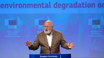 Κομισιόν: Παραιτήθηκε ο Φρανς Τίμερμανς – Θα θέσει υποψηφιότητα για την πρωθυπουργία της Ολλανδίας