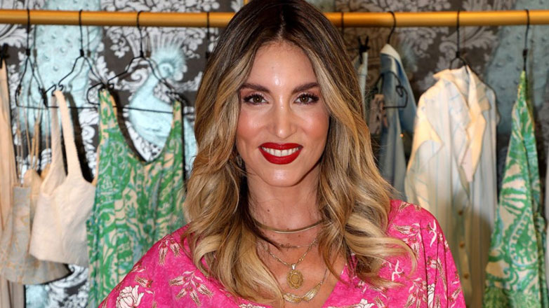 Έξαλλοι οι ακόλουθοι της Αθηνάς Οικονομάκου στο instagram που διαφημίζει πολυτελές ξενοδοχείο εν μέσω πυρκαγιών