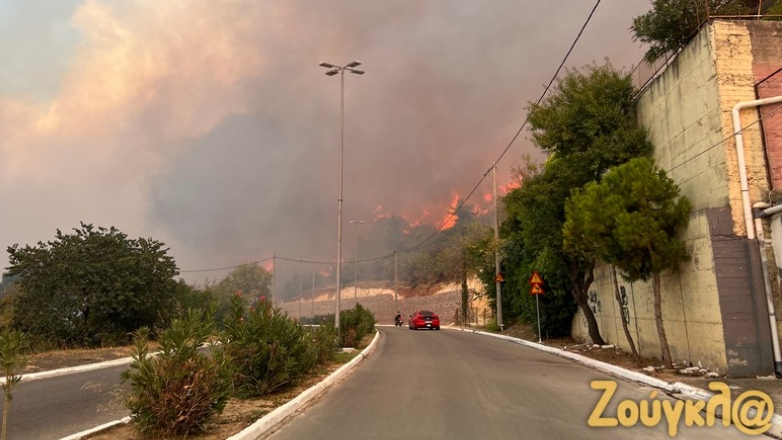 Νέες κυκλοφοριακές ρυθμίσεις στη περιοχή της Φυλής λόγω της πυρκαγιάς – Διακοπή κυκλοφορίας στην Αττική Οδό