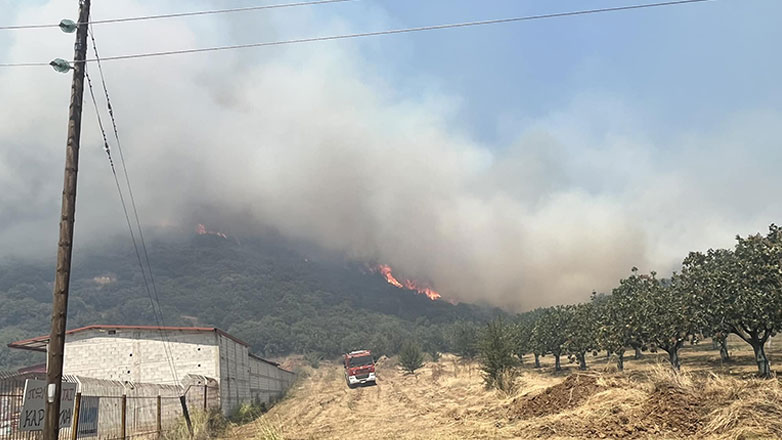 Μαίνεται η φωτιά στην Μακρακώμη – Κατευθύνεται προς δύο χωριά
