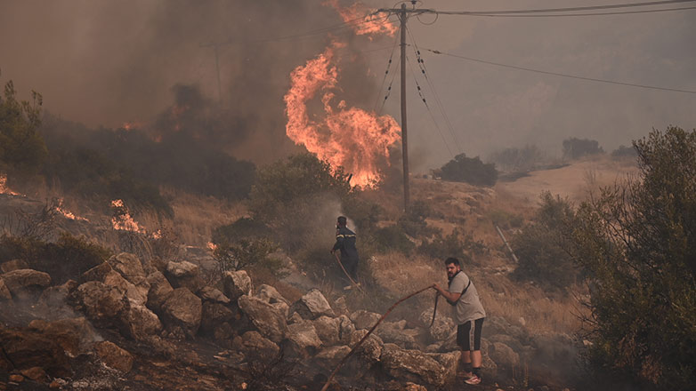 Ανεξέλεγκτο το «πύρινο» μέτωπο στη Φυλή