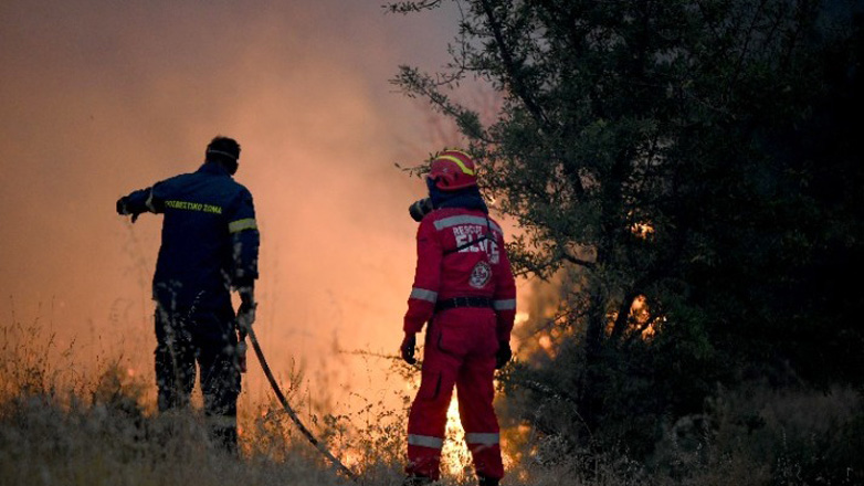 Πυρκαγιές στη Βοιωτία: Δύσκολη η κατάσταση στους οικισμούς Στείρι και Ζάλτσα