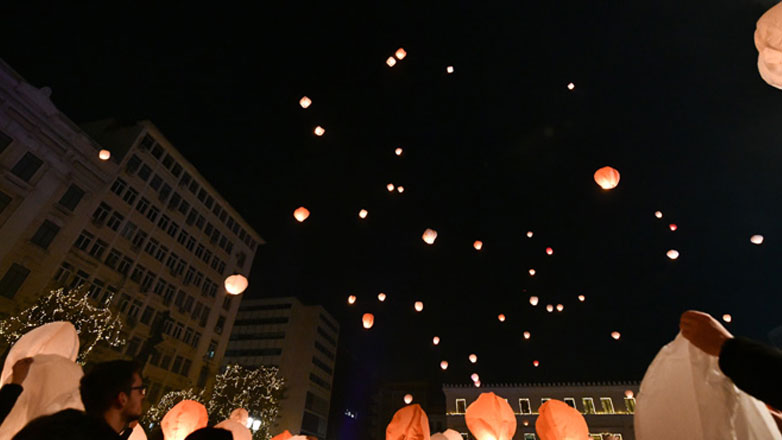 Φαναράκια – αερόστατα σε γλέντι γάμου στη Χίο ενώ καίγεται η χώρα