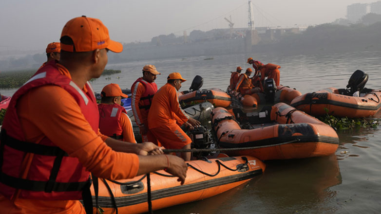 Κατάρρευση γέφυρας στην Ινδία: Τουλάχιστον 17 εργάτες νεκροί