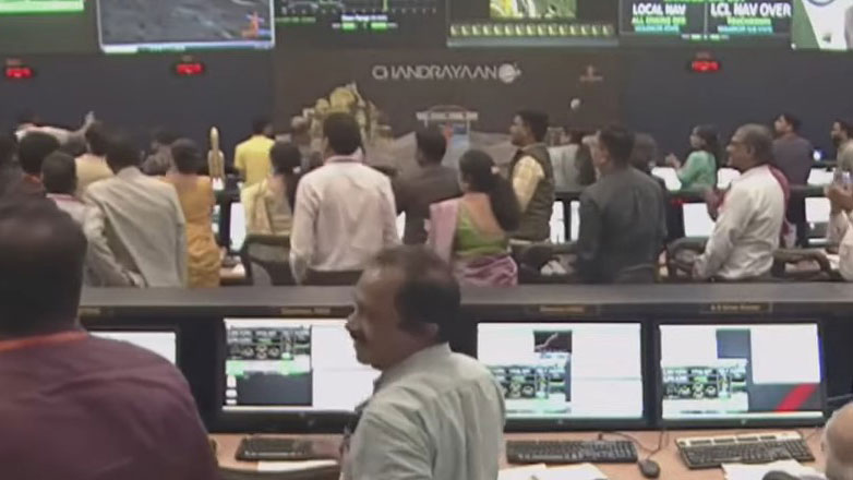 Η Ινδία κατάφερε προσελήνωση στον Νότιο Πόλο της Σελήνης