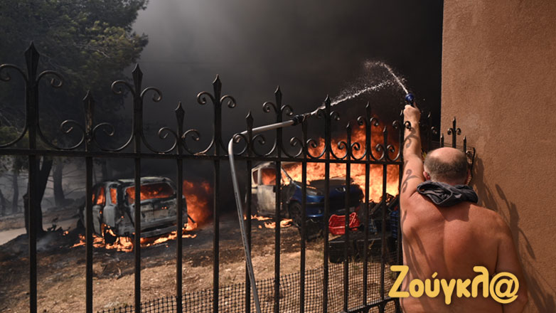 Δραματικές στιγμές στην Αγία Παρασκευή Μενιδίου – Απεγνωσμένος κάτοικος προσπαθεί να σώσει το σπίτι του από την πυρκαγιά