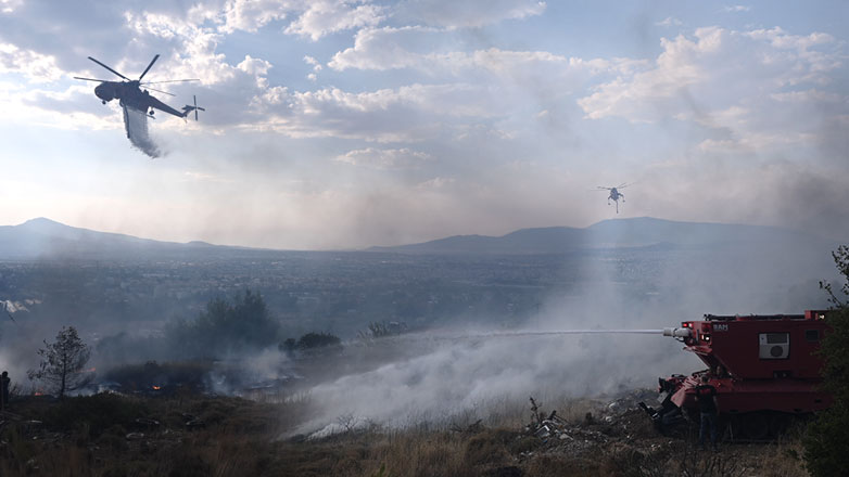 Επικίνδυνη αναζωπύρωση της φωτιάς στην Πάρνηθα