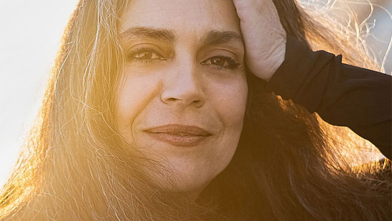 «Πάω να πω στο σύννεφο»: Η Σαβίνα Γιαννάτου τραγουδά Μάνο Χατζιδάκι