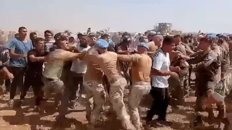 Νέο βίντεο από την επίθεση των Τουρκοκυπρίων σε άνδρες του ΟΗΕ – Τους χτυπούσαν με κλωτσιές και μπουνιές