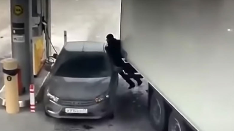 Όταν σέβεσαι το αμάξι σου, περισσότερο από την ίδια σου τη ζωή (Βίντεο)