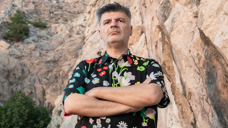 Ο Φοίβος Δεληβοριάς live στο Θέατρο Βράχων