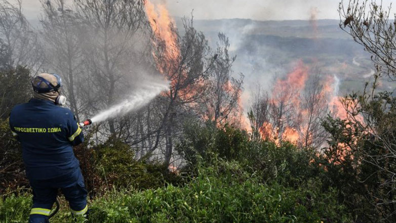 Βελτιωμένη η εικόνα στη φωτιά στην Πάρνηθα – Μάχη με τις αναζωπυρώσεις σε Έβρο, Ροδόπη και Βοιωτία