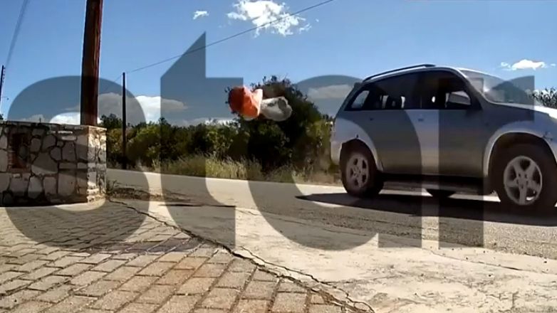 Nαύπλιο: H στιγμή που ο δήμαρχος πετά σκουπίδια στο σπίτι του αντιπάλου του