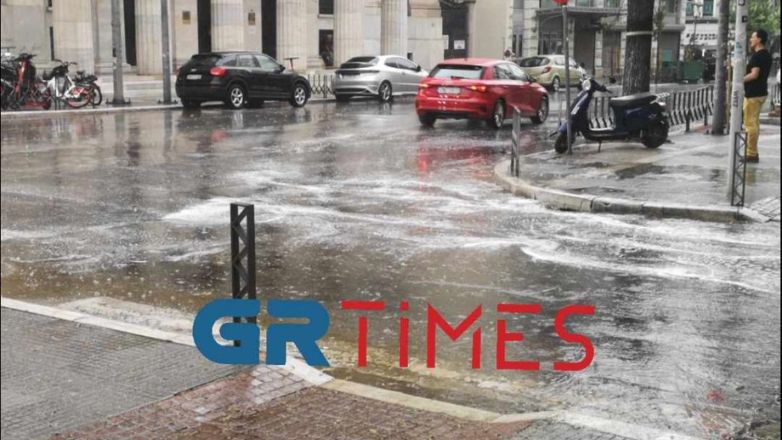 Σφοδρή καταιγίδα στη Θεσσαλονίκη – Δρόμοι μετατράπηκαν σε ποτάμια