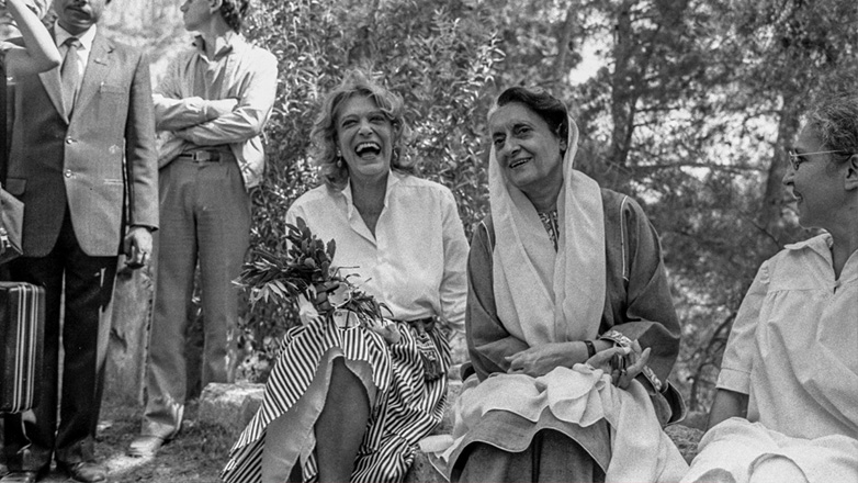 Η Ίντιρα Γκάντι με την Μελίνα Μερκούρη στους Δελφούς