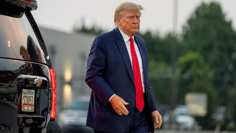 Τράμπ: Υπό κράτηση για 20 λεπτά σε φυλακή της Ατλάντα – Ελεύθερος με εγγύηση 200.000 δολαρίων