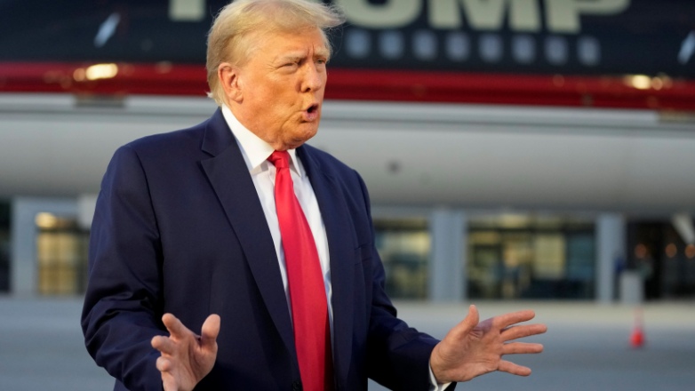 Ο Ντόναλντ Τραμπ επιστρέφει στο X (το πρώην Twitter) αναρτώντας τη φωτογραφία από τη σύλληψή του στην Ατλάντα