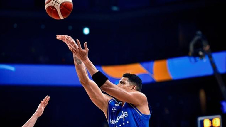 Μουντομπάσκετ 2023: Απίστευτο buzzer beater από τον Ζαμόρα πίσω από το κέντρο του γηπέδου!