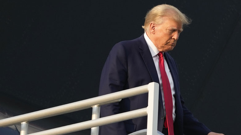 ΗΠΑ: Ο Τραμπ μετατρέπει την φωτογραφία του από τη φυλακή σε όπλο επικοινωνιακής πολιτικής