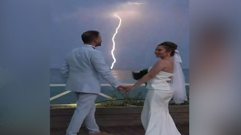 Ζάκυνθος: Εντυπωσιακό βίντεο με νεόνυμφους να φιλιούνται και να «σκάει» μπροστά τους κεραυνός