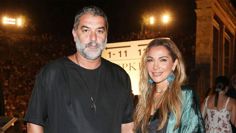 Δέσποινα Βανδή – Βασίλης Μπισμπίκης: Βραδινή έξοδος για το ζευγάρι στην Επίδαυρο