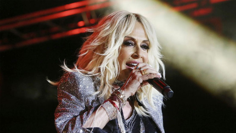 Άννα Βίσση: Τραγουδάει με τα δύο εγγόνια της στη σκηνή και γίνεται viral