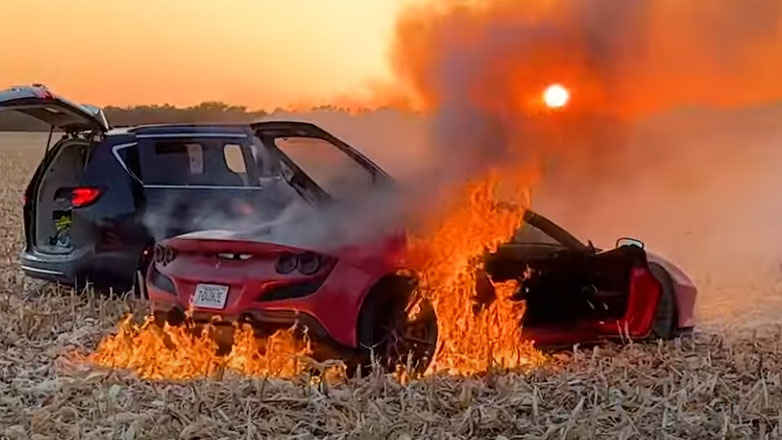 Youtuber έκαψε Ferrari αξίας 400.000 ευρώ, οδηγώντας την σε χωράφι καλαμποκιού