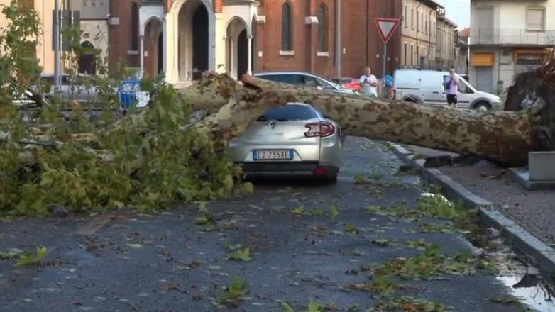 Ισχυρό κύμα κακοκαιρίας σαρώνει τη βόρεια Ιταλία