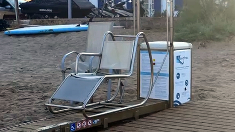 Η εγκατάσταση ράμπας για ΑμεΑ στην παραλία Καψαλίου στα Κύθηρα δείχνει τον δρόμο στα… κοσμοπολίτικα νησιά