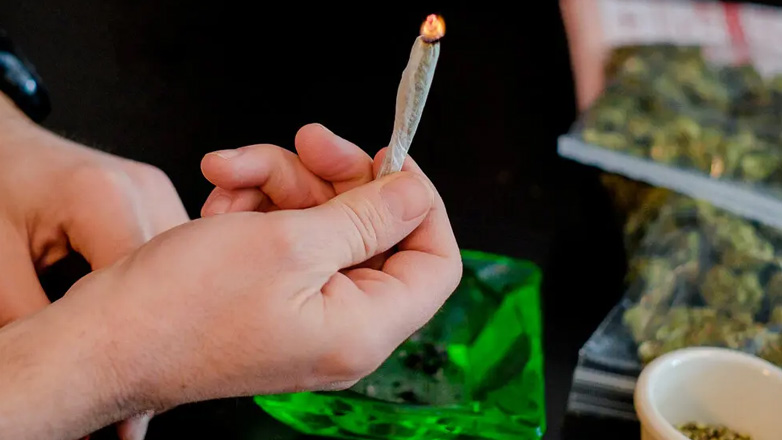 Η χρήση τόσο ιατρικής όσο και ψυχαγωγικής κάνναβης αυξάνει τον κίνδυνο διαταραχής χρήσης, σύμφωνα με νέα μελέτη