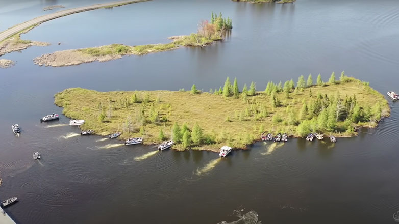 Σκάφη μετακινούν ένα μικρό νησί