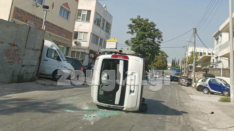 Σφοδρή σύγκρουση 2 αυτοκινήτων στο Περιστέρι