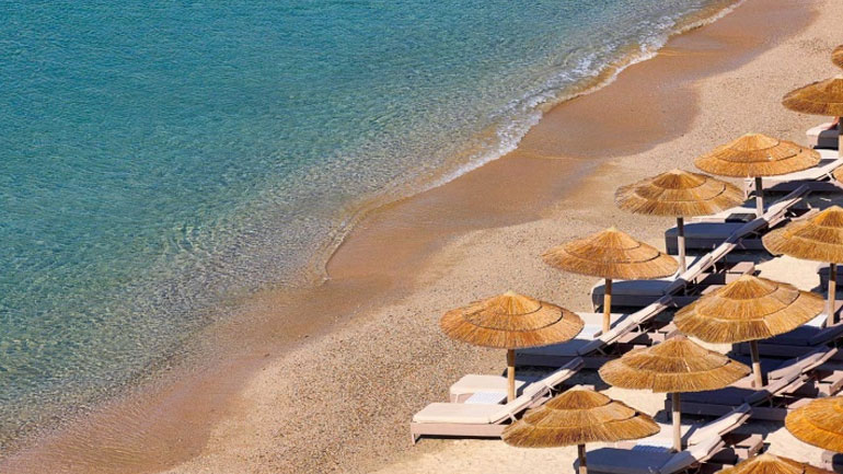 Νάξος: 11 συλλήψεις για κατάληψη αιγιαλού με ομπρελοκαθίσματα