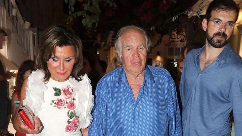 Γιάννα Αγγελοπούλου: Η σπάνια κοινή εμφάνιση με τον Θεόδωρο Αγγελόπουλο και τους γιους τους στη Μύκονο