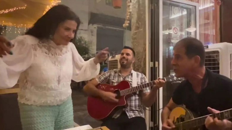 Ζωζώ Σαπουντζάκη: Τραγουδά και χορεύει σε εστιατόριο στο κέντρο της Αθήνας