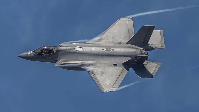 Τα πρώτα μαχητικά F-35 έφθασαν στην Δανία για να αντικαταστήσουν τα F-16 που θα μεταφερθούν στην Ουκρανία