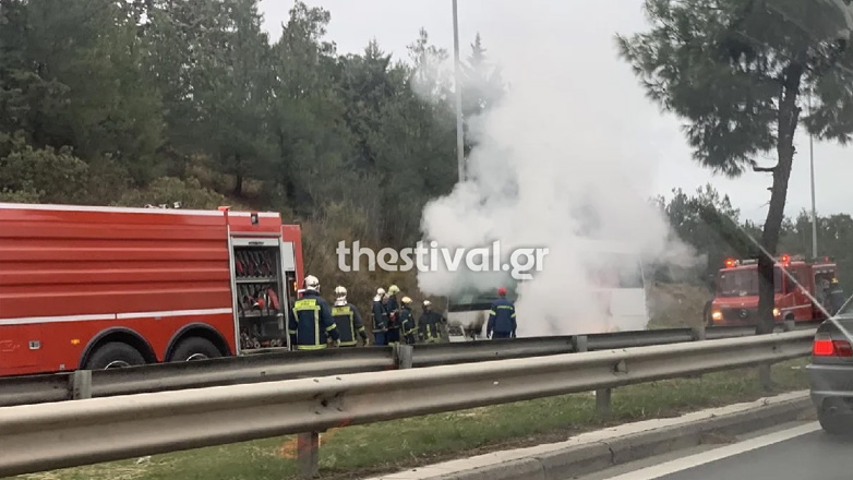 Θεσσαλονίκη: Στις φλόγες τουριστικό λεωφορείο – Το εγκατέλειψαν οδηγός και επιβάτες