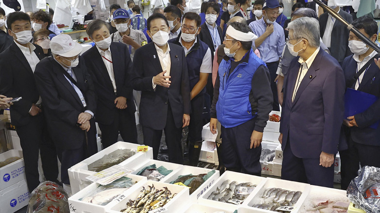 Ιαπωνία – Απόρριψη υδάτων της Φουκουσίμα: Άστοχες δηλώσεις, κατανάλωση σούσι και διπλωματία