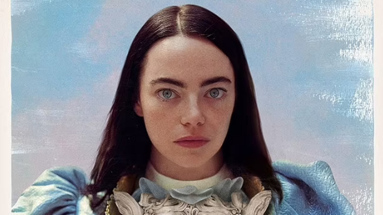 Tο καθηλωτικό «παγωμένο» βλέμμα της Έμα Στόουν στη νέα αφίσα της ταινίας του Λάνθιμου