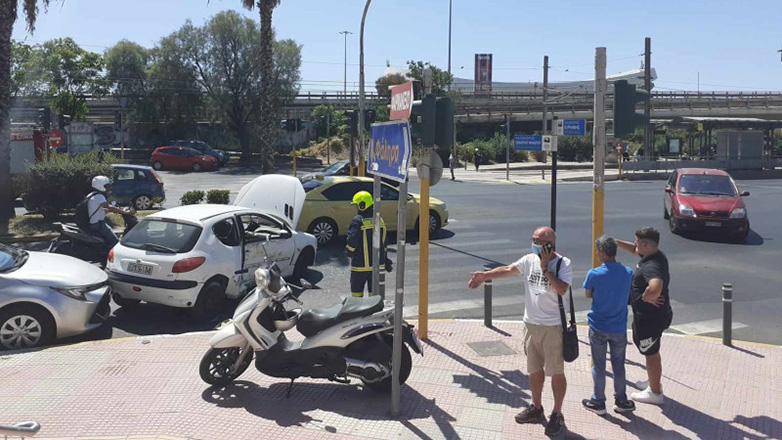 Σοβαρό τροχαίο στην παλιά παραλιακή – Αυτοκίνητο χτύπησε γυναίκα έξω από το Metropolitan