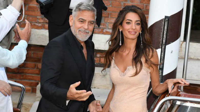 Εκθαμβωτική η Amal Clooney στη Βενετία – Με Dior φόρεμα και μακιγιάζ από τον Δημήτρη Γιαννέτο