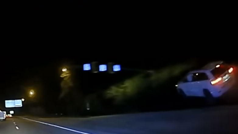 Περιπολικό πραγματοποιεί μανούβρα PIT σε καταδίωξη και τελικά σκοτώνει τους επιβάτες