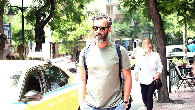 Ο Άγγελος Μπράτης ποζάρει γυμνός στο Instagram