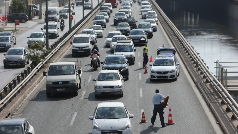 Μποτιλιάρισμα στον Κηφισό: Ακινητοποιήθηκε νταλίκα – Έσπασε αγωγός της ΕΥΔΑΠ