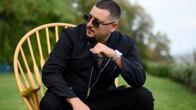 Mad Clip: Πλήθος κόσμου στο σημείο που σκοτώθηκε σε τροχαίο πριν δύο χρόνια (Βίντεο)