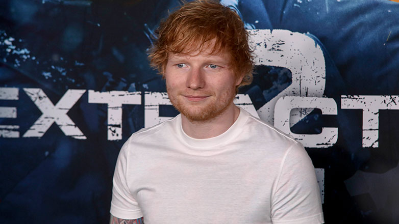 Εντ Σίραν: «Μεταμορφώνεται» σε άστεγο τοξικομανή για μια εμφάνιση-έκπληξη στην ταινία «Sumotherhood»