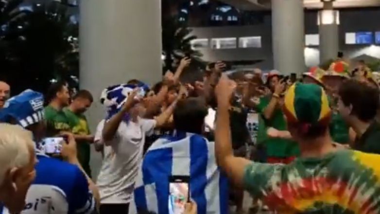 MundoBasket 2023: Έλληνες και Λιθουανοί φίλαθλοι φώναζαν μαζί συνθήματα για τις ομάδες τους