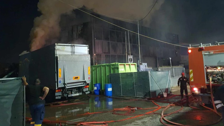 Υπό μερικό έλεγχο η πυρκαγιά σε εργοστασιακό χώρο στον Ασπρόπυργο – Εκτεταμένες υλικές ζημιές