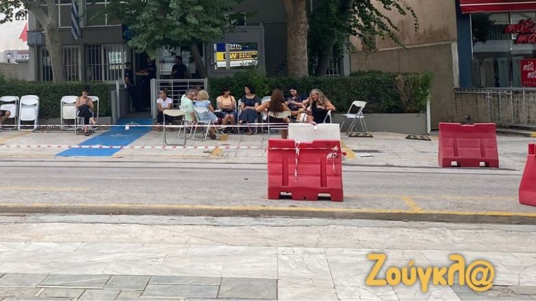 Ουρές και καρέκλες έξω από το αστυνομικό τμήμα Γλυφάδας για να εκδώσουν ταυτότητες παλαιού τύπου