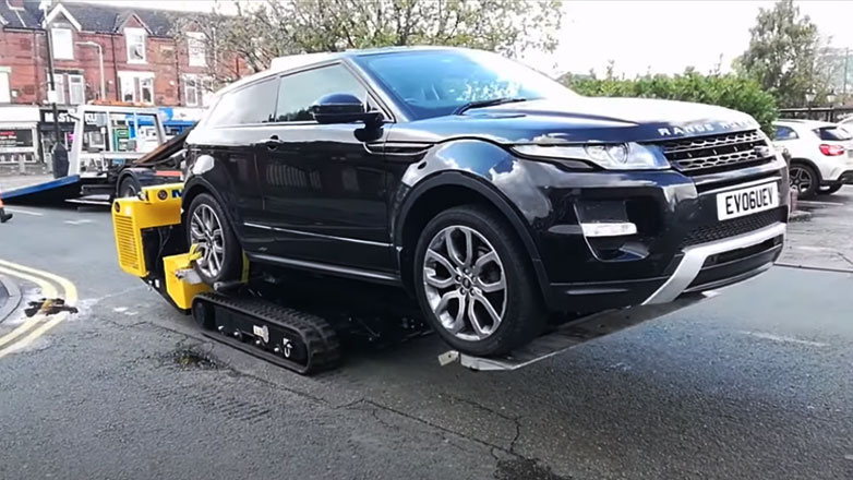 Δείτε τα τηλεκατευθυνόμενα ρομπότ που «σηκώνουν» τα παράνομα παρκαρισμένα Ι.Χ. σε δευτερόλεπτα